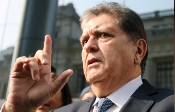 Cựu Tổng thống Peru tự bắn mình khi cảnh sát cố bắt giữ ông