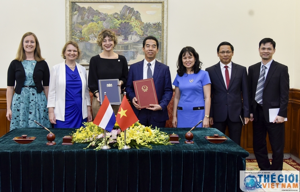 Việt Nam - Hà Lan ký hiệp định thân nhân thành viên CQĐD, cơ quan lãnh sự làm việc có thu nhập