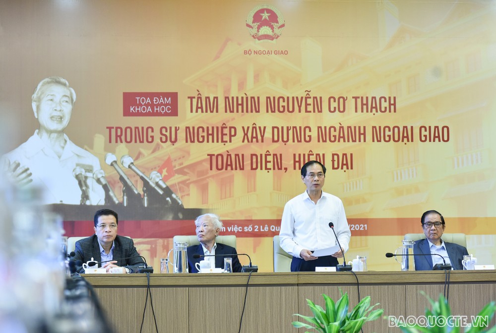 Từ phải sang trái, nguyên Bộ trưởng Ngoại giao Nguyễn Dy Niên, Bộ trưởng Bùi Thanh Sơn, nguyên Phó Thủ tướng Vũ Khoan, Thứ trưởng Ngoại giao Đặng Minh Khôi.