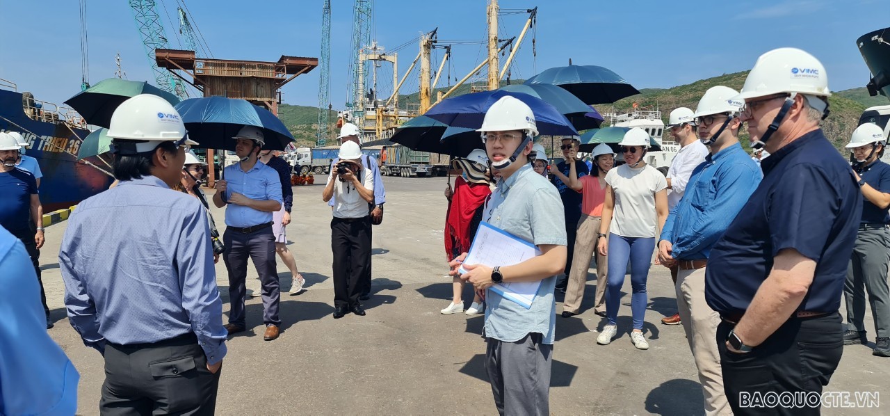 Đoàn các cơ quan đại diện ngoại giao và báo chí nước ngoài thường trú tại Hà Nội thăm và làm việc tại Phú Yên, Bình Định