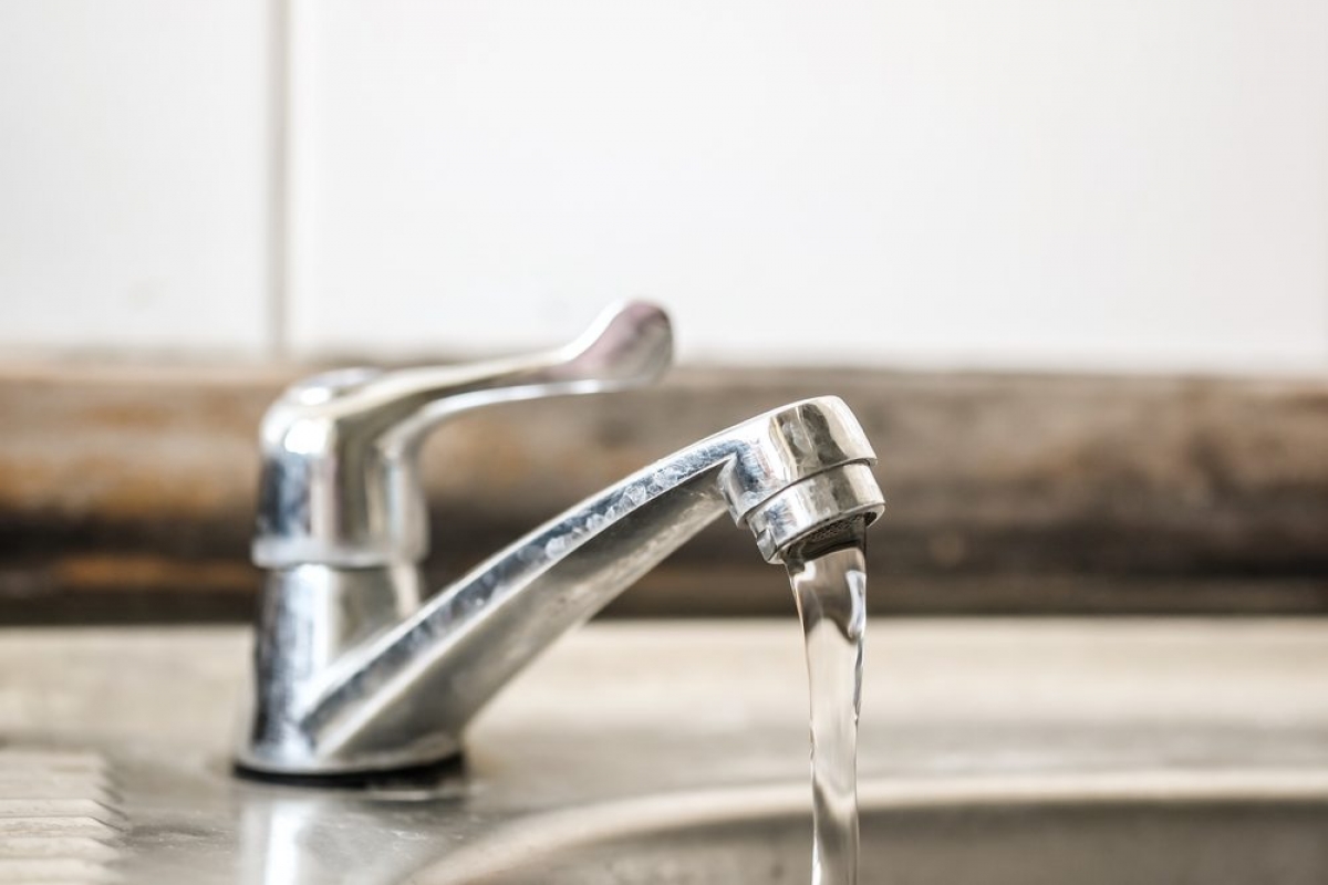 Bạn sử dụng nước không đảm bảo an toàn: Uống nước trực tiếp từ vòi nước máy hay bơi trong nguồn nước tự nhiên đều có thể là nguyên nhân khiến bạn bị nhiễm ký sinh trùng. Chuyên gia cho biết việc uống phải nước bẩn là một trong những nguyên nhân phổ biến nhất gây các bệnh do ký sinh trùng.
