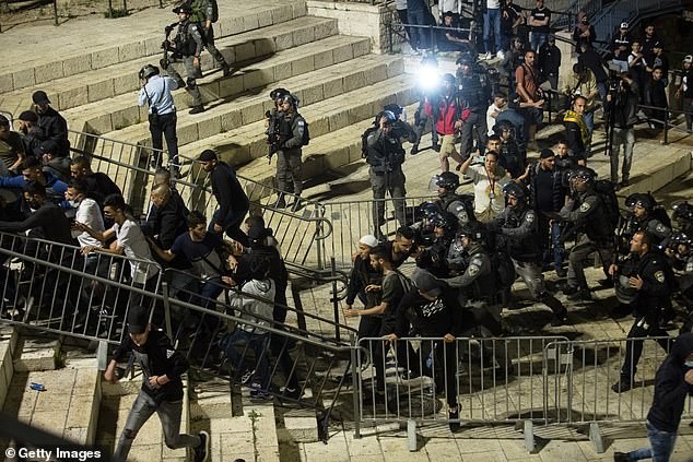 Lực lượng an ninh Israel đẩy lùi những người biểu tình Palestine bên ngoài Cổng Damascus ở Thành phố Cổ của Jerusalem vào ngày 24 tháng 4 năm 2021. (Nguồn: Getty Images)