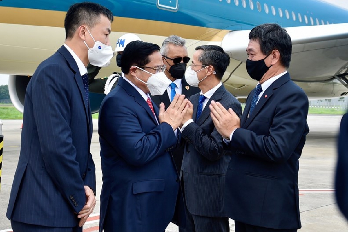 Trưa 23/4, Thủ tướng Chính phủ Phạm Minh Chính và đoàn đại biểu cấp cao Việt Nam đã tới sân bay quốc tế Soekarno-Hatta, Jakarta, Indonesia, bắt đầu chuyến công tác tham dự Hội nghị các Nhà Lãnh đạo ASEAN.