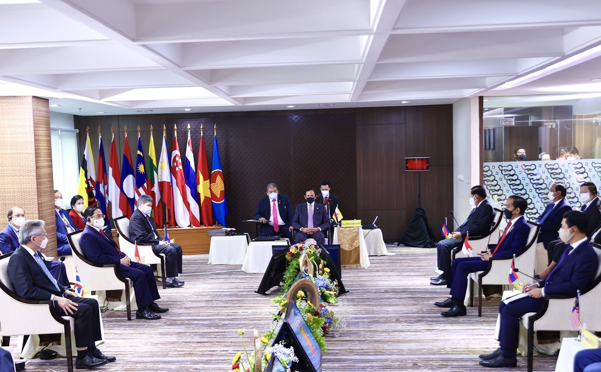 Đây là Hội nghị trực tiếp lần đầu tiên giữa các Nhà Lãnh đạo ASEAN trong năm 2021 và sau gần 18 tháng các Hội nghị ASEAN phải họp trực tuyến do tình hình dịch bệnh COVID-19. Ảnh: VGP/Nhật Bắc