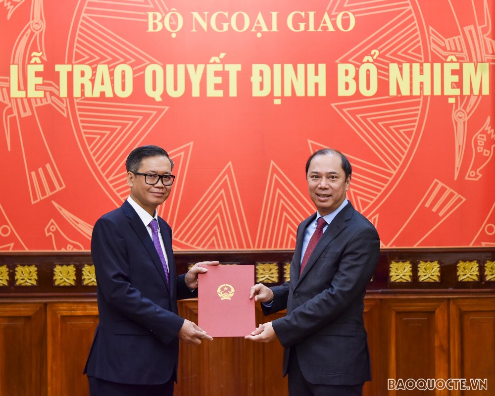 Thứ trưởng Nguyễn Minh Vũ trao quyết định