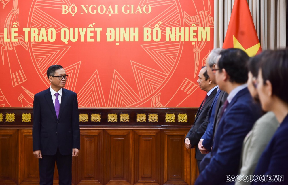 Thứ trưởng Nguyễn Minh Vũ trao quyết định