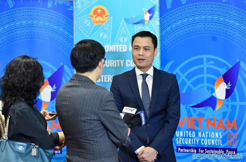 Thứ trưởng Ngoại giao Đặng Hoàng Giang trả lời phỏng vấn báo chí.