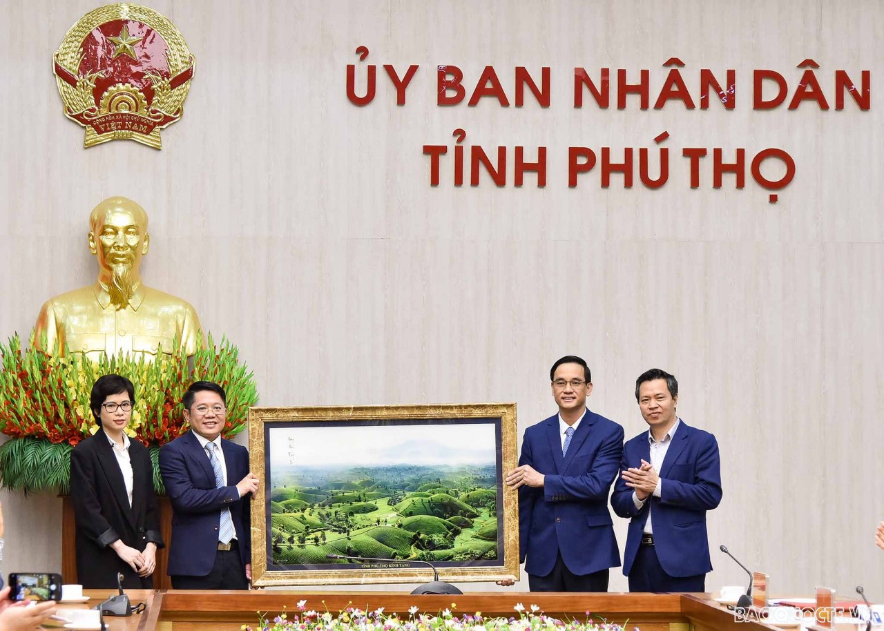 Overseas Vietnamese pay tribute to legendary nation founders