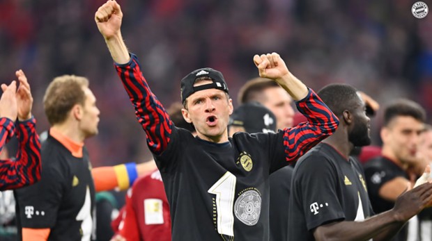 Mueller phấn khích sau khi cùng đội bóng vô địch Bundesliga. (Nguồn: FcBayern)