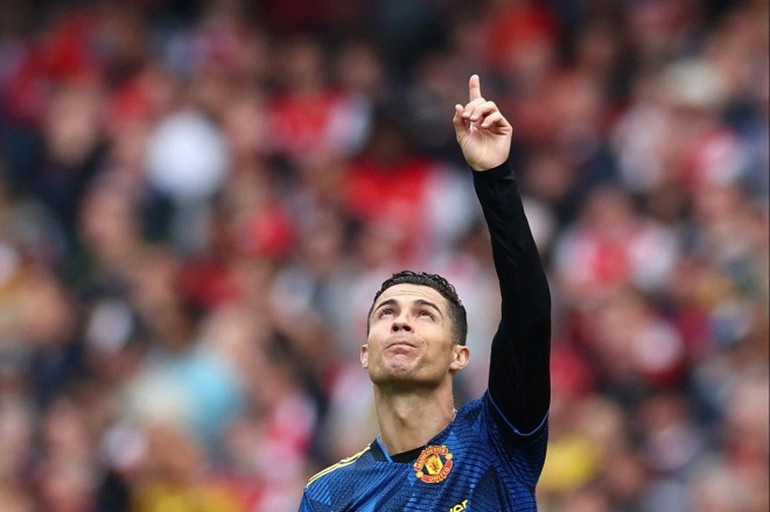 C.Ronaldo dành tặng bàn thắng thứ 100 cho con trai mới qua đời