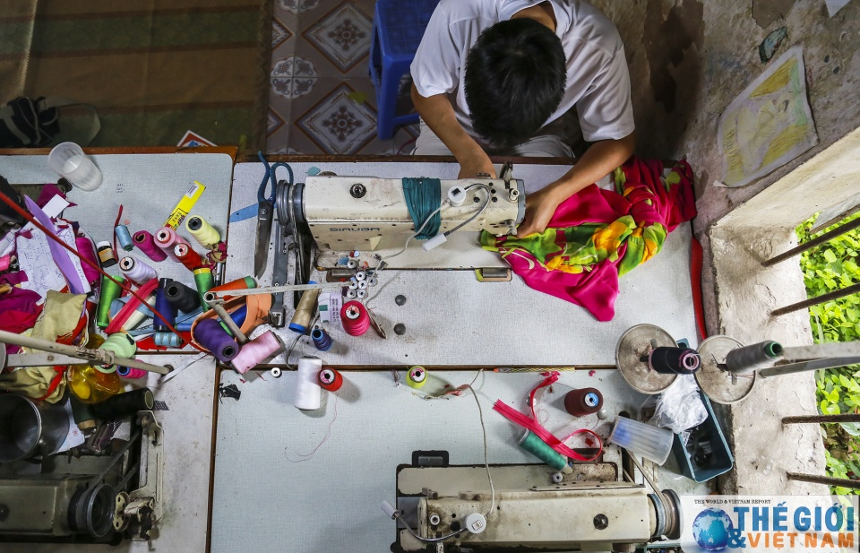 Ngôi làng "chàng may áo, nàng cày cấy"