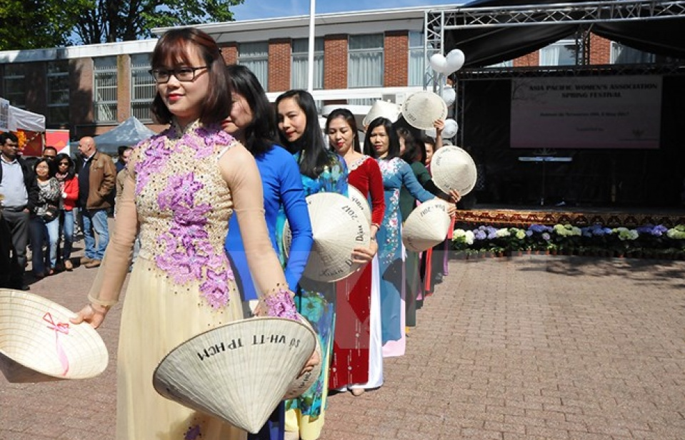 Đoàn sứ quán Việt Nam tham gia Lễ hội mùa Xuân tại Brussels