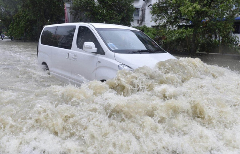 Cần làm gì khi ô tô bị ngập nước?