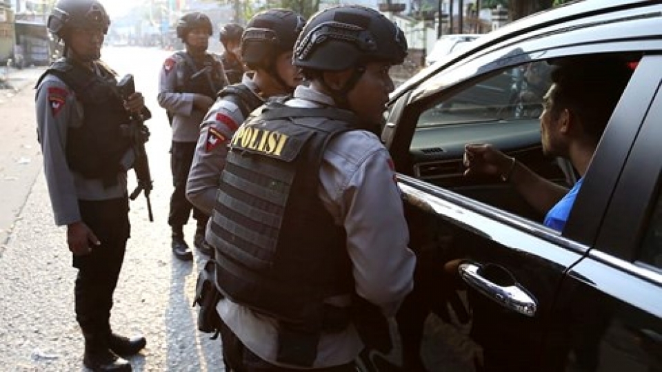 indonesia 15 nguoi thuong vong trong 3 vu danh bom nha tho