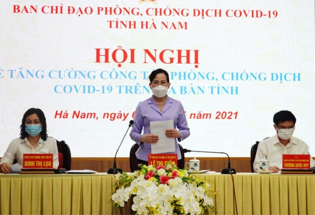 Bà Lê Thị Thủy, Bí thư Tỉnh ủy tỉnh Hà Nam phát biểu chỉ đạo tại cuộc họp. (Nguồn: Dân trí)