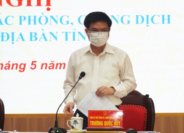 Ông Trương Quốc Huy, Chủ tịch UBND tỉnh Hà Nam phát biểu chỉ đạo tại cuộc họp. (Nguồn: Dân trí)