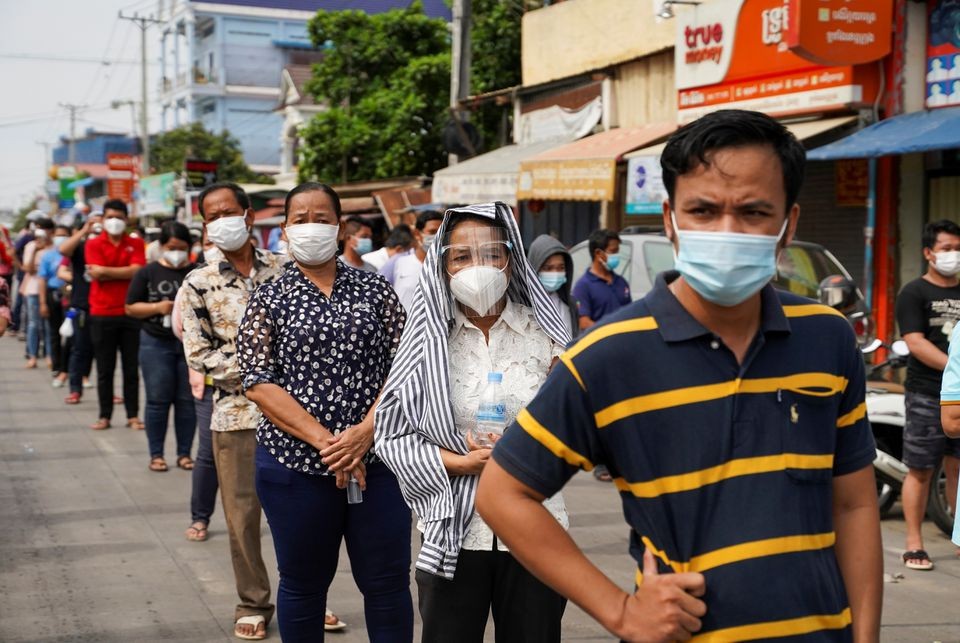 Mọi người xếp hàng chờ trước khi được tiêm vắc xin phòng bệnh do coronavirus (COVID-19) ở Phnom Penh, Campuchia, ngày 22/4/2021. (Nguồn: Reuters)