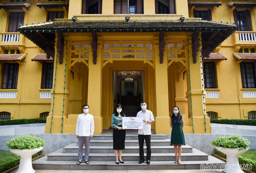 Trung tâm Biên-phiên dịch Quốc gia trao đóng góp cho Chương trình Học bổng Khuyến học Nguyễn Cơ Thạch