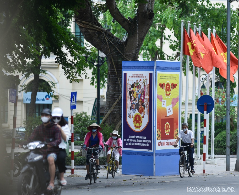 Đường phố Hà Nội rực rỡ trước ngày bầu cử Quốc hội
