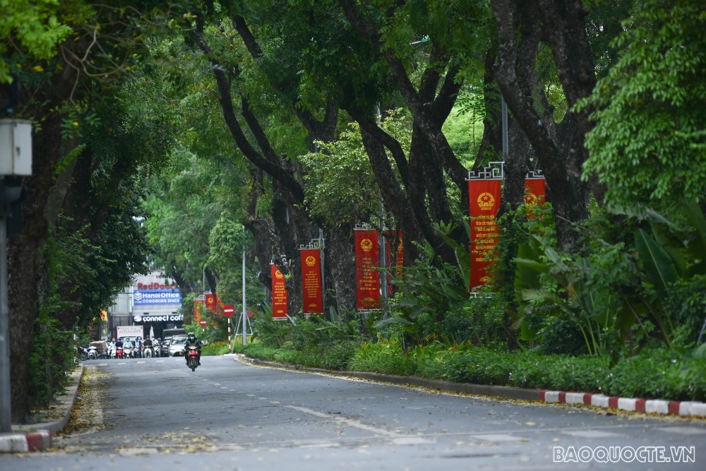 Đường phố Hà Nội rực rỡ trước ngày hội bầu cử