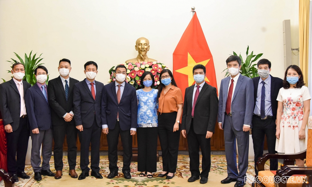 Thứ trưởng Ngoại giao Nguyễn Minh Vũ trao quyết định điều động cán bộ cấp Vụ