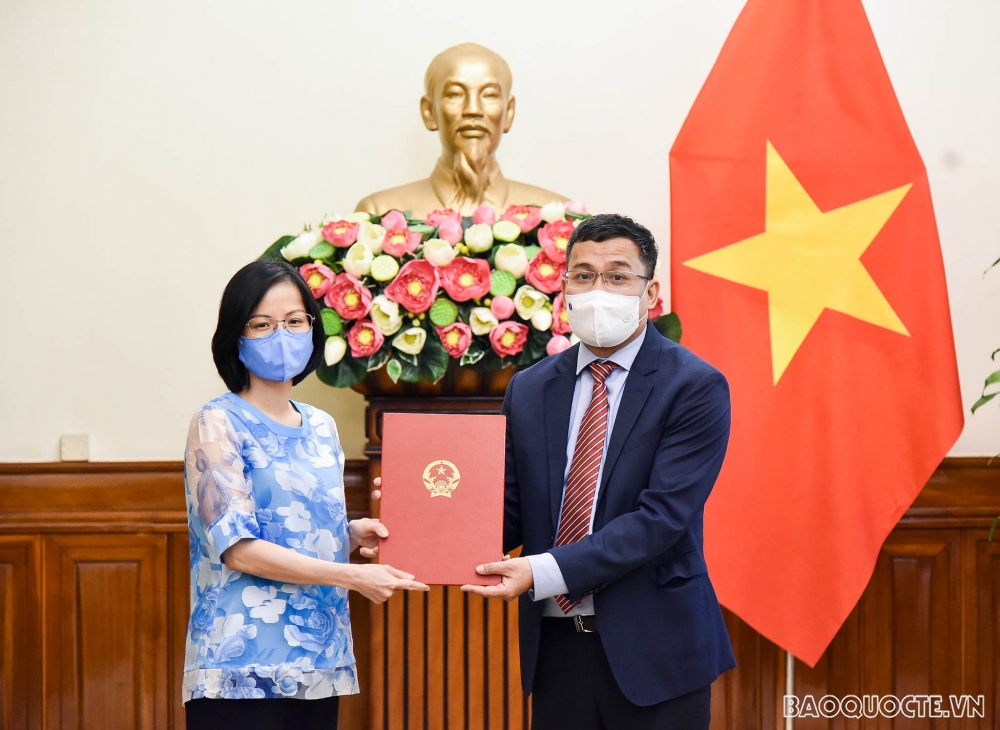 Thứ trưởng Ngoại giao Nguyễn Minh Vũ trao quyết định điều động cán bộ cấp Vụ