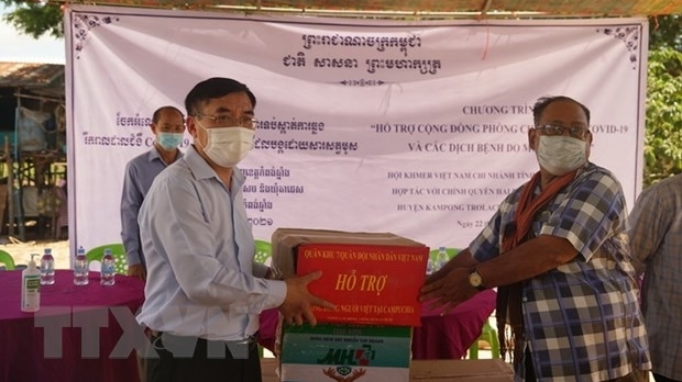 Trao tặng vật tư y tế hỗ trợ bà con gốc Việt tại Campuchia phòng chống dịch Covid-19 và sốt Chikungunya