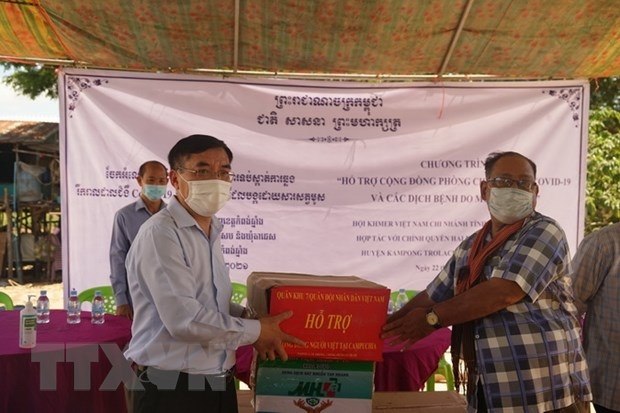 Công sứ sứ quán Việt Nam tại Campuchia Lại Xuân Chiến (trái) trao tặng vật tư y tế chống dịch cho đại diện chính quyền hai xã Saeb và Ta Ches, huyện Kampong Trolach. Ảnh: Trần Long - PV TTXVN tại Campuchia