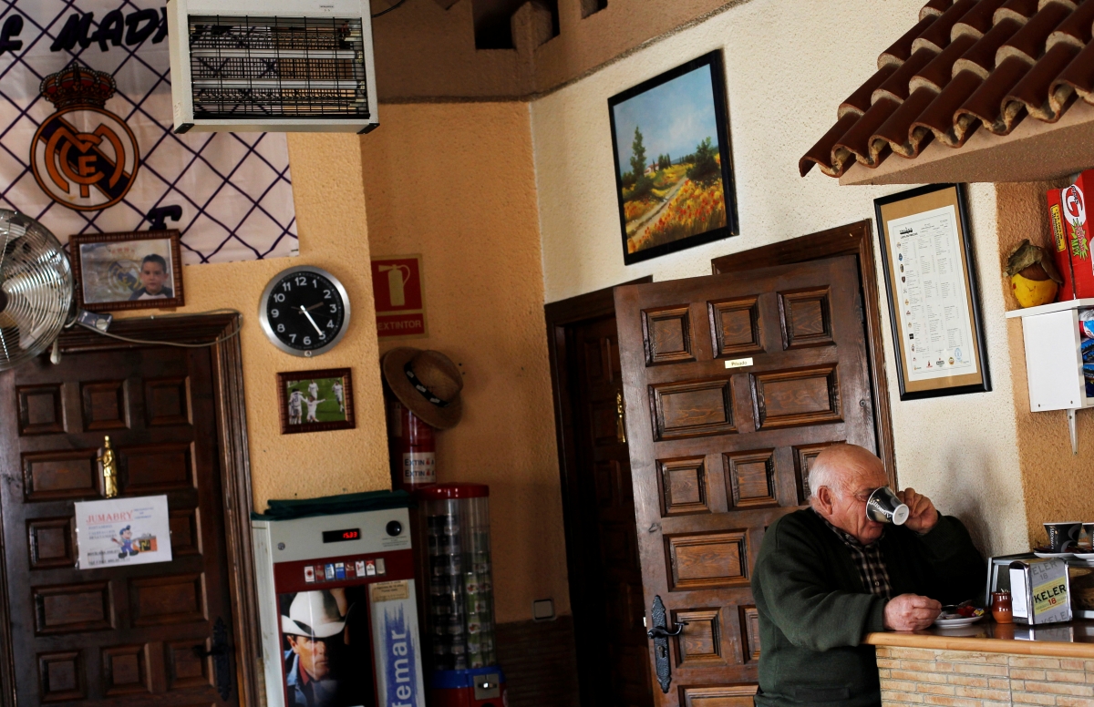 Một quán bar làng quê ở Peleas de Abajo, phía tây bắc Tây Ban Nha. Nguồn: Reuters
