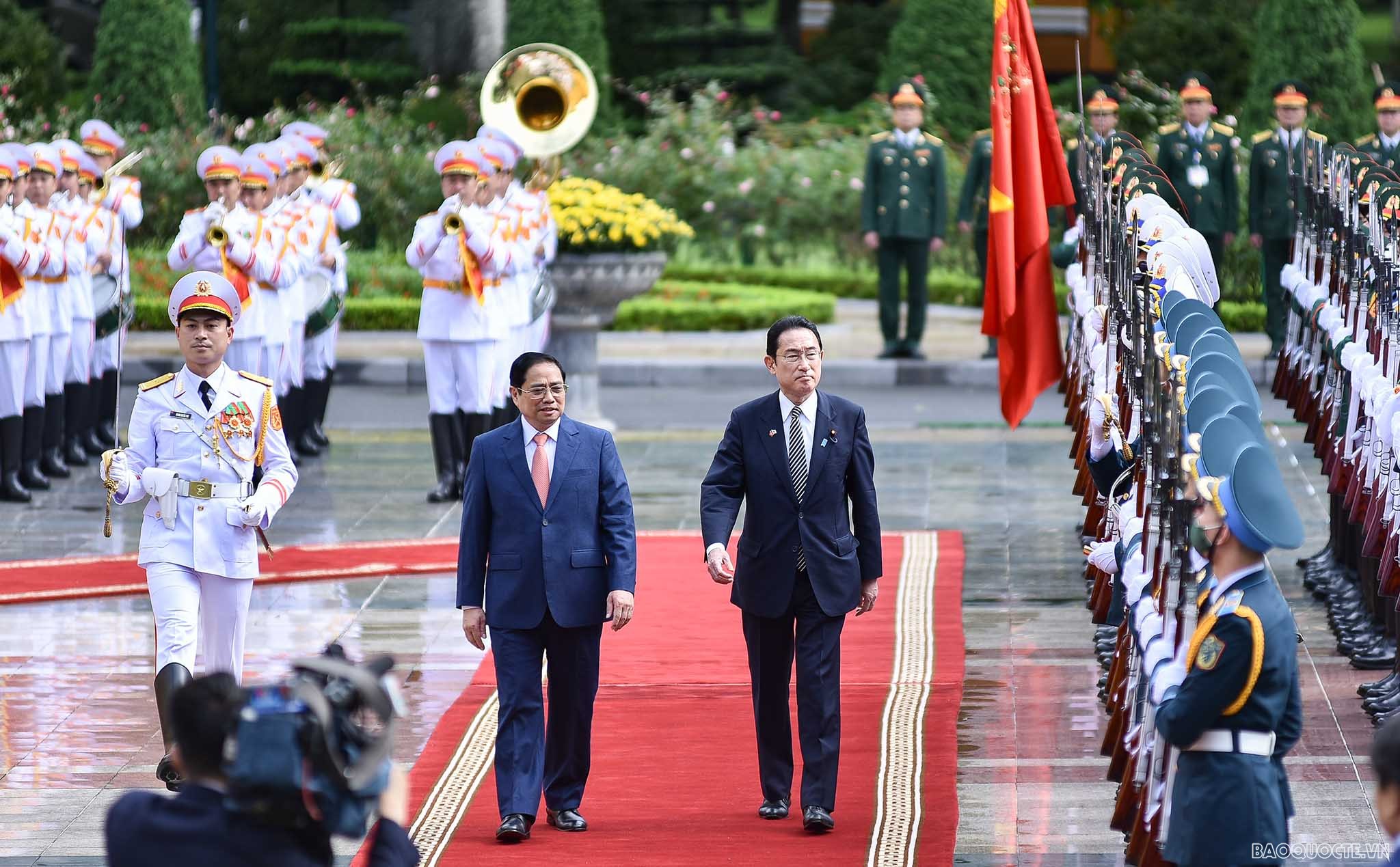 Official welcome ceremony for Japanese Prime Minister in Ha Noi