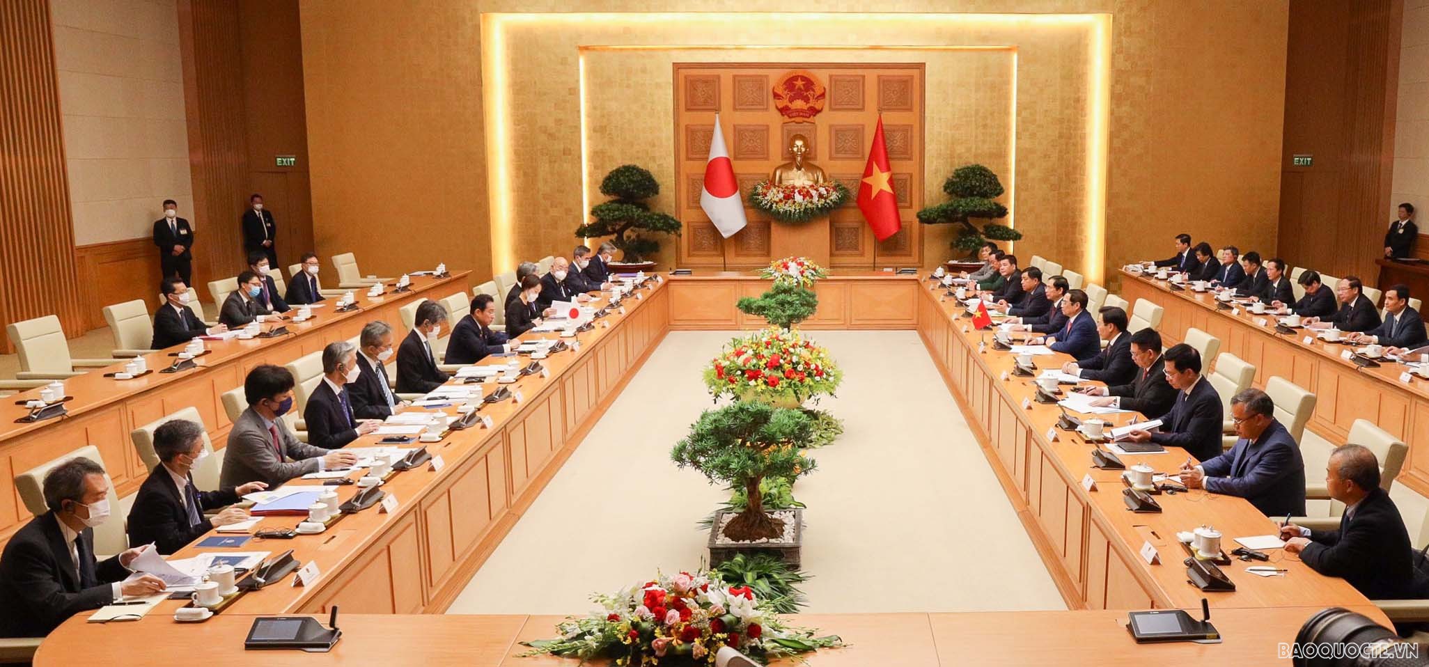 Prime Minister Pham Minh Chinh and Japanese Prime Minister Kishida Fumio hold talks