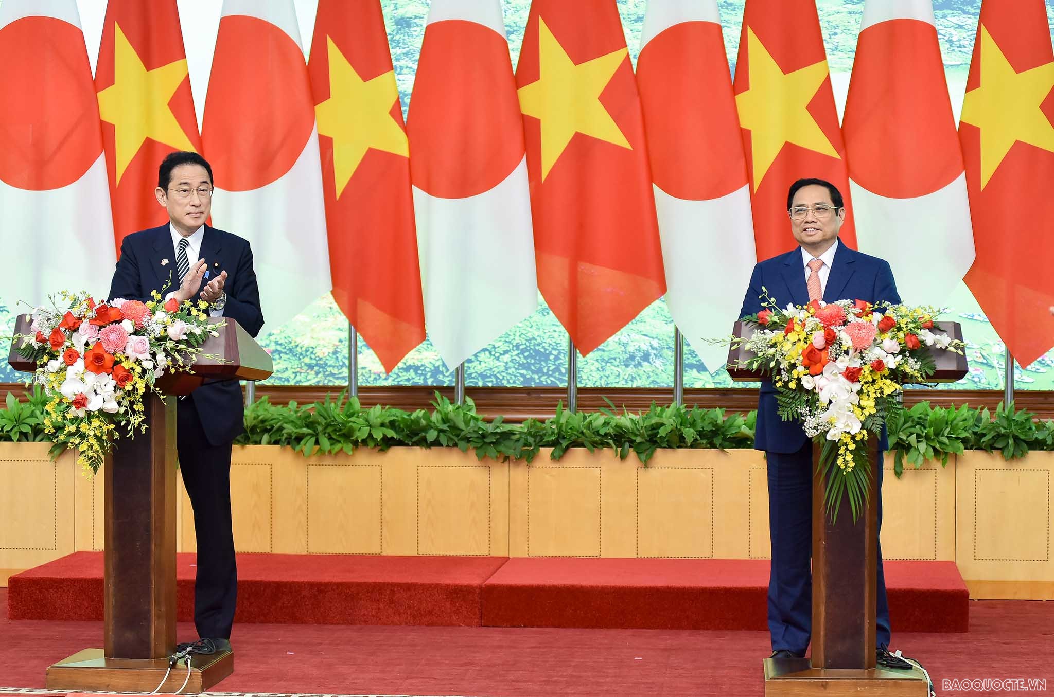 Vietnam, Japanese PMs met the press and witnessed the exchange of cooperation documents