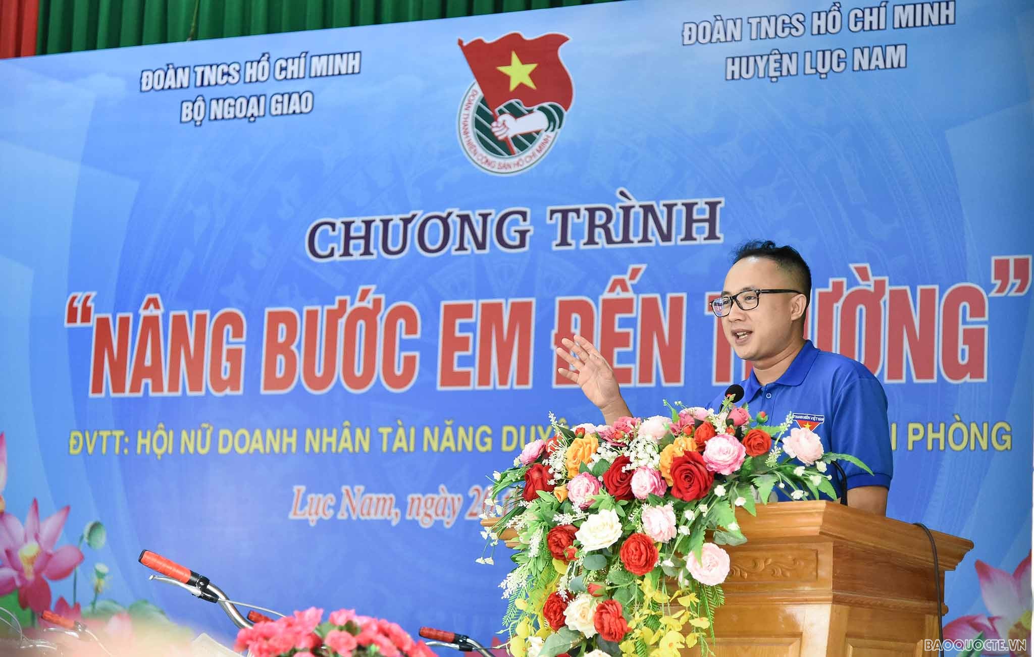 Thanh niên Ngoại giao trao tặng 100 chiếc xe đạp cho học sinh có hoàn cảnh khó khăn ở Bắc Giang