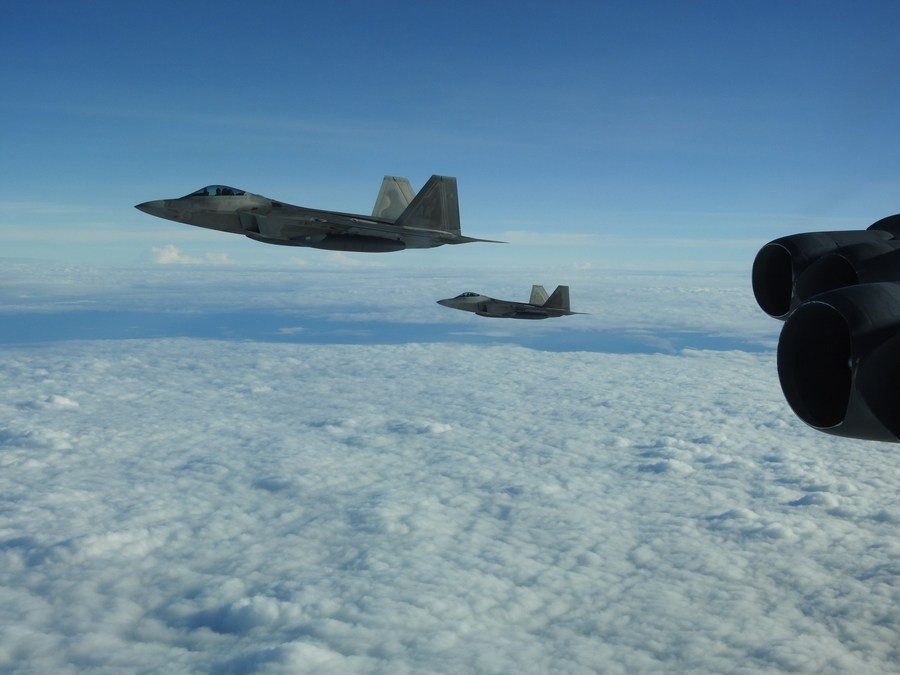 Mỹ điều tiêm kích F-22 chặn máy bay trinh sát Nga