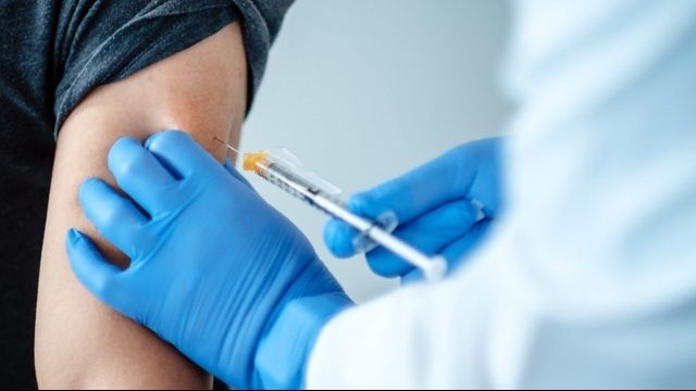 Làm thế nào để giảm tác dụng phụ sau tiêm vaccine ngừa Covid-19?