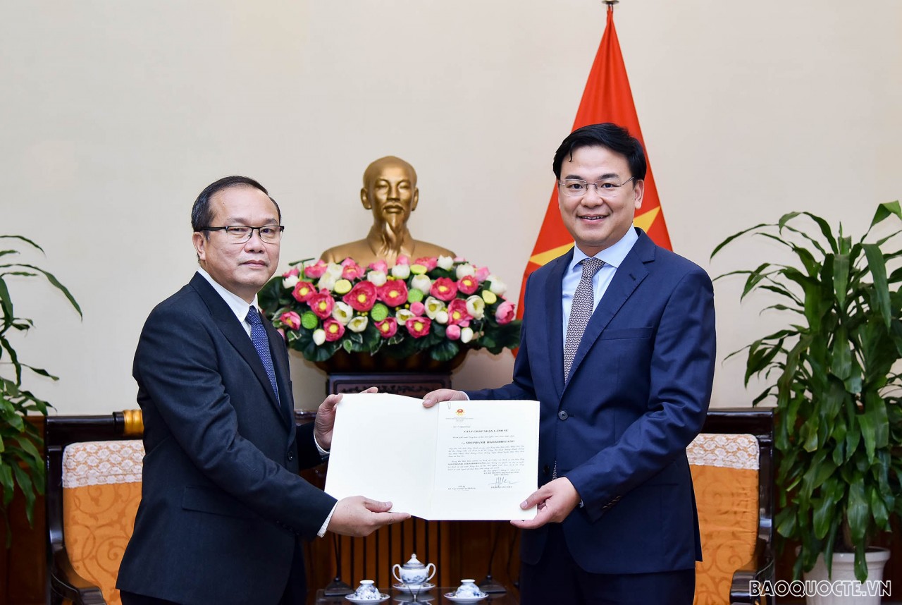 Trao giấy chấp nhận Tổng Lãnh sự mới của Lào tại TP. Đà Nẵng