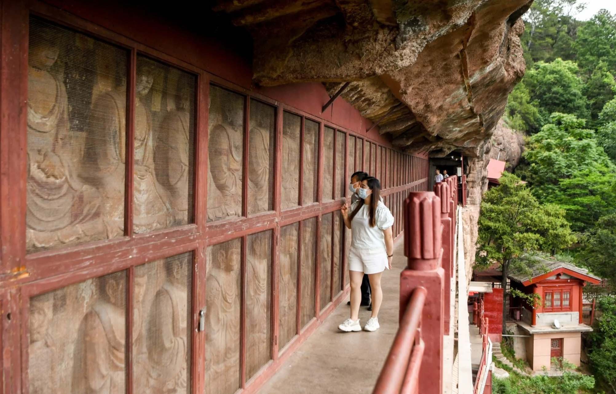 Mặc dù việc tiếp cận không dễ dàng, song hang Mạch Tích Sơn được bảo tồn tốt. Ngày nay, du khách có thể chiêm ngưỡng các tác phẩm điêu khắc và tranh tường Đức Phật trên một con đường hẹp dọc vách đá.