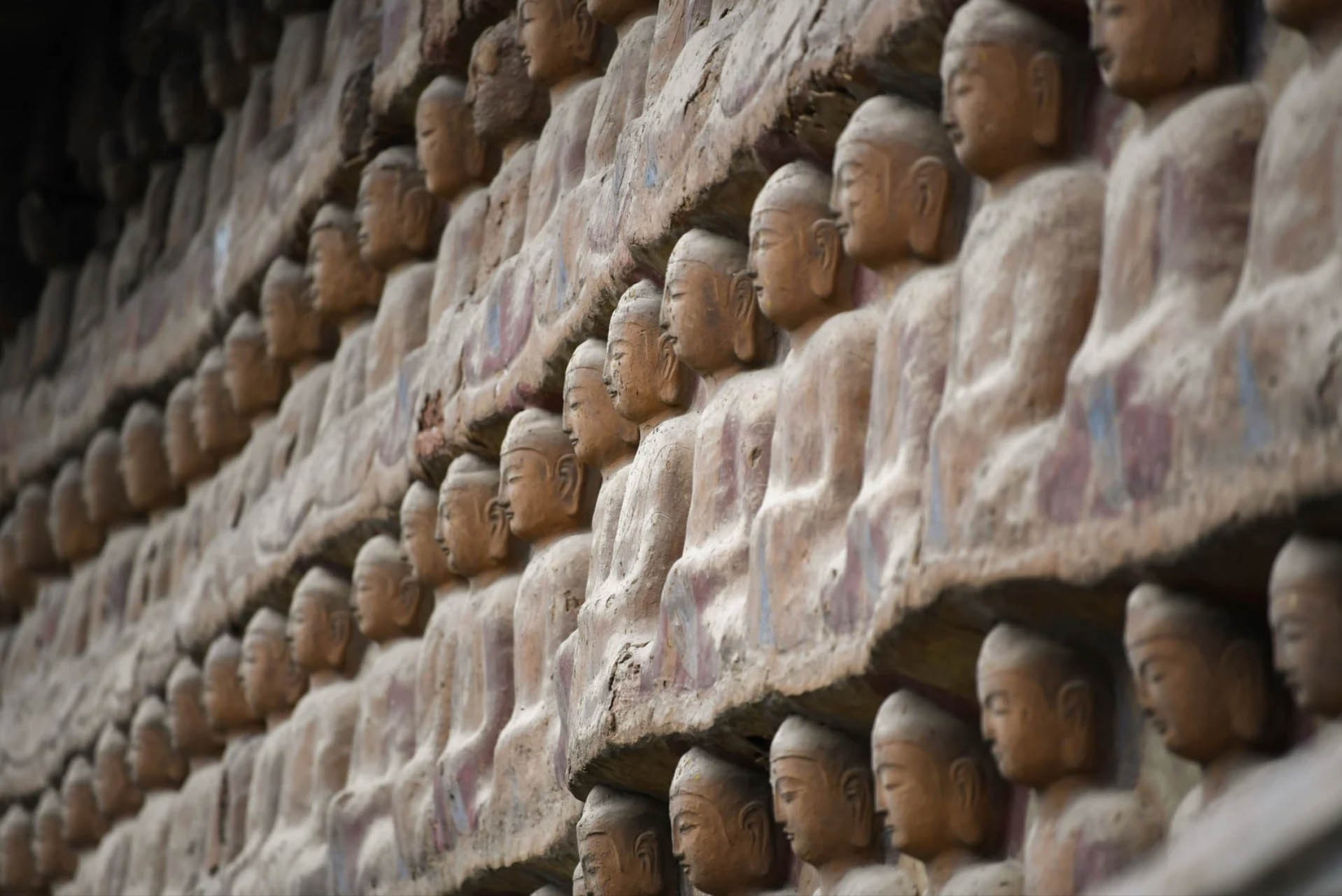 Các tác phẩm điêu khắc bằng đất sét tại Mạch Tích Sơn cao từ 10cm đến 16m phản ánh đặc điểm điêu khắc từng thời kỳ và sự phát triển của nghệ thuật điêu khắc sét Trung Quốc trong hơn một nghìn năm qua.