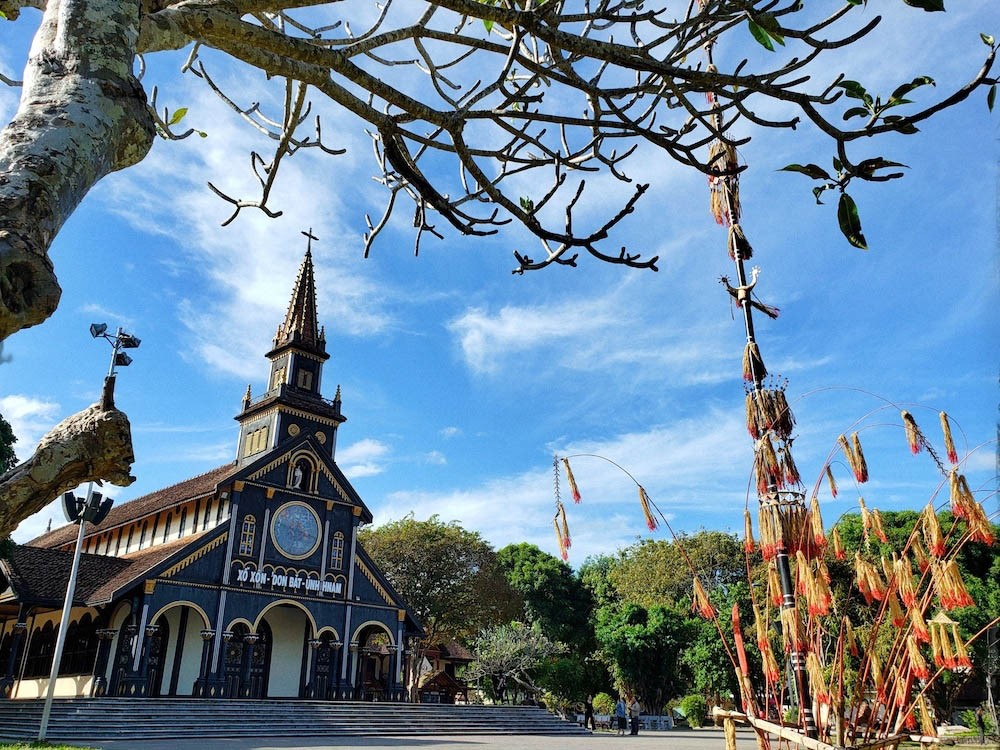 The wooden cathedral of Kon Tum province, which is considered the most beautiful structure of its kind in the Central Highlands, boasts unique religious architecture and a history spanning more than a hundred years. (Photo: nhandan)