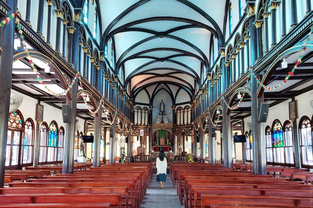 The church is made of ca chit (Dipterocarpaceae) wood and surrounded by walls made of straw-mixed soil. Craftsmen have created decorative patterns imbued with distinctive cultural characteristics in the Central Highlands. (Photo: Nhandan)