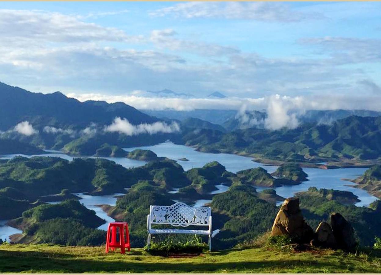 Covering a vast area of over 22,000 hectares, Ta Dung lake in Dak Nong province is one of the most beautiful check-in destinations for young people. (Photo: Travelsgcc)