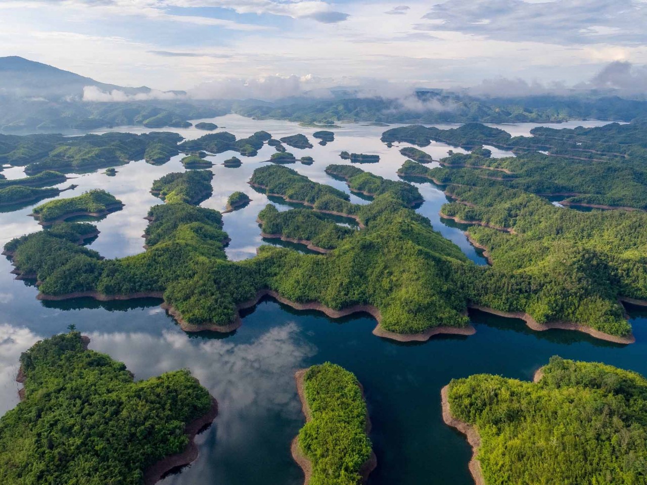 Visitors can travel by boat to savour the scenic views of the area, visit the local fishing village, and organise picnics along the banks of the lake. (Photo: Du lich Vietnam)