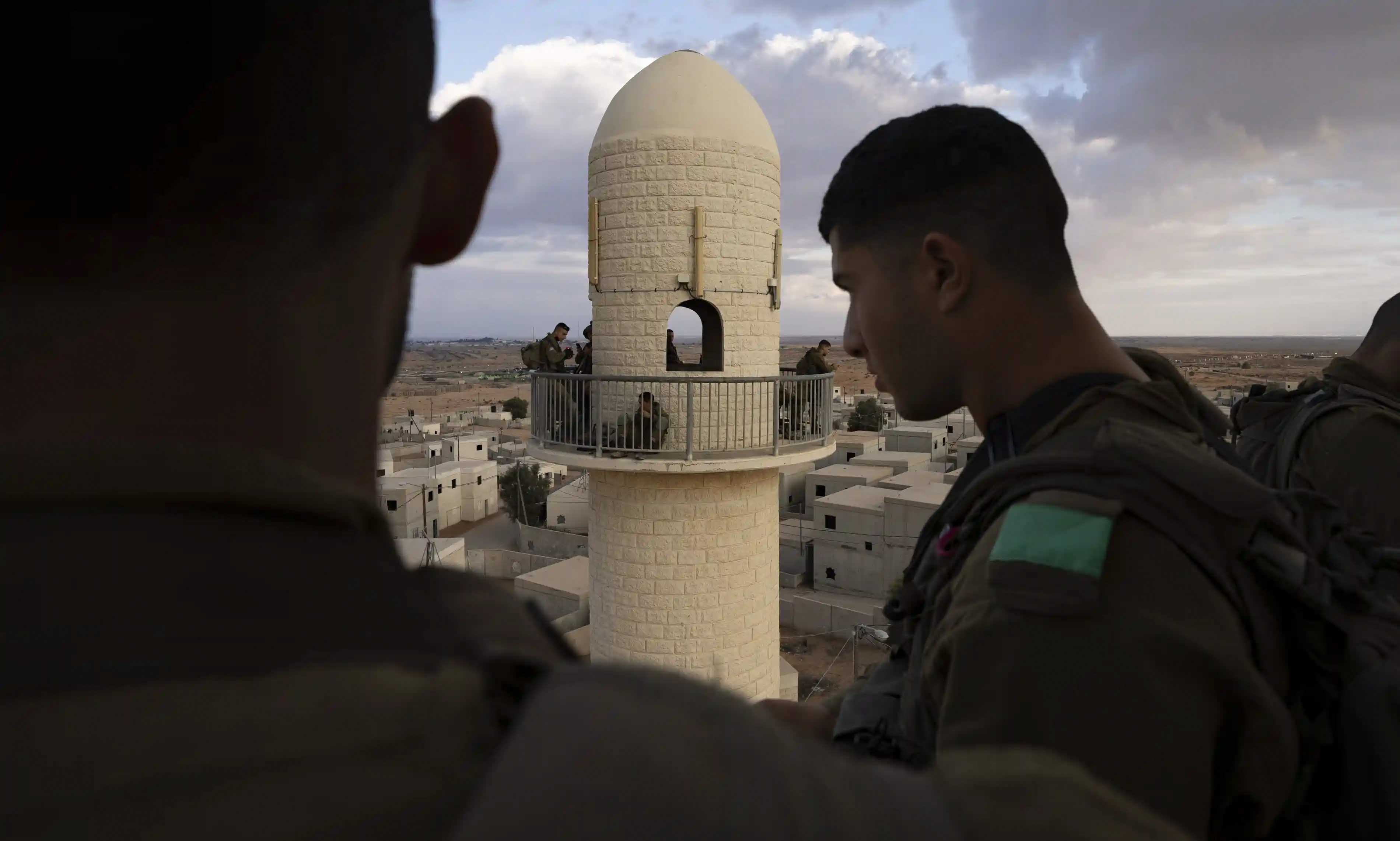 một số binh lính ví nơi đây như “Mini Gaza” – mô phỏng khu đô thị gồm 500 toà nhà và những con hẻm nhỏ trang trí bằng hình ảnh các những chiến binh bị giết hại. 