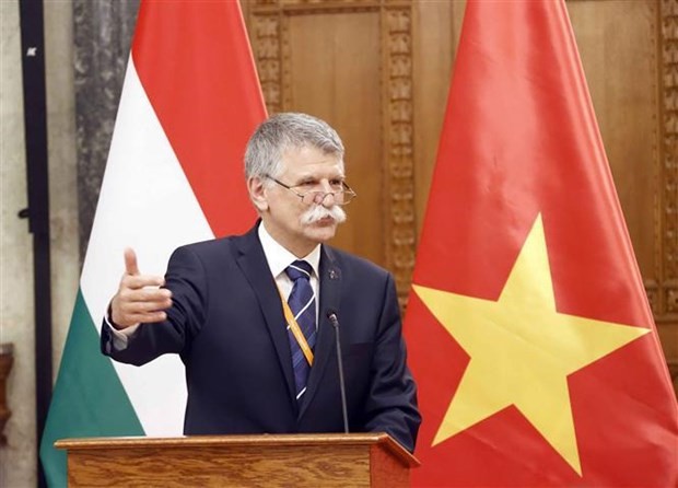 Speaker of the Hungarian NA László Kövér addresses the event. (Photo: VNA)