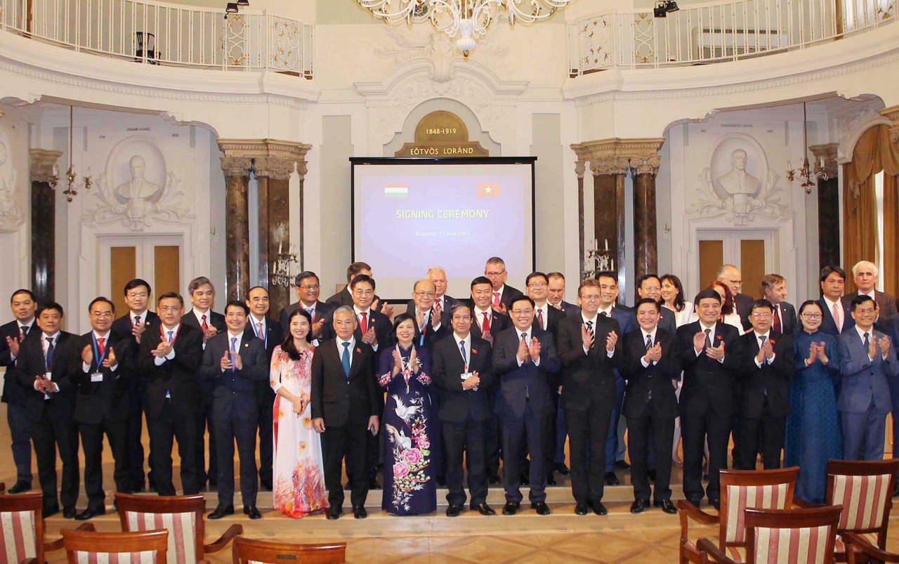 NA Chairman Vuong Dinh Hue poses for a group photo with participants at the event. (Photo: VOV)