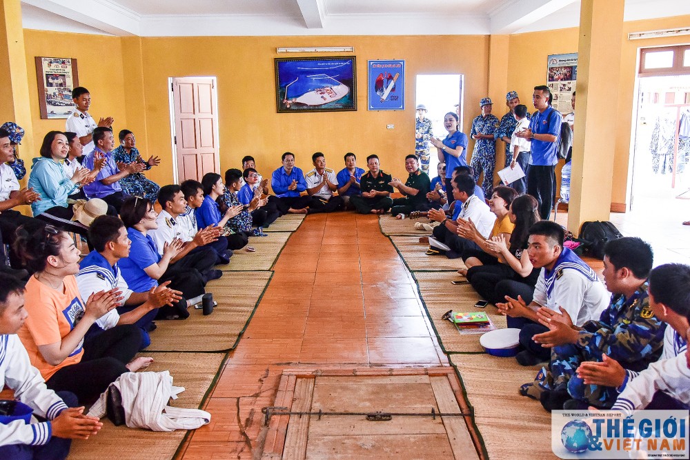 nhung khoanh khac binh yen o truong sa