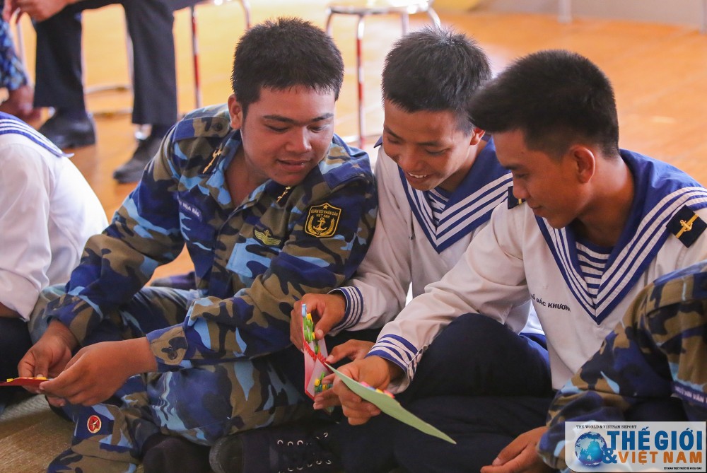 nhung khoanh khac binh yen o truong sa