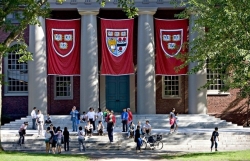 Đại học Mỹ kiện Chính phủ vì quy định trục xuất sinh viên học trực tuyến