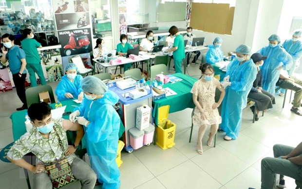 Tiêm vaccine phòng COVID-19 cho công nhân Công ty Piaggio Việt Nam tại Vĩnh Phúc. (Ảnh: Hoàng Hùng/TTXVN)