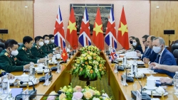 Vietnamese Defence Minister holds talks with British counterpart